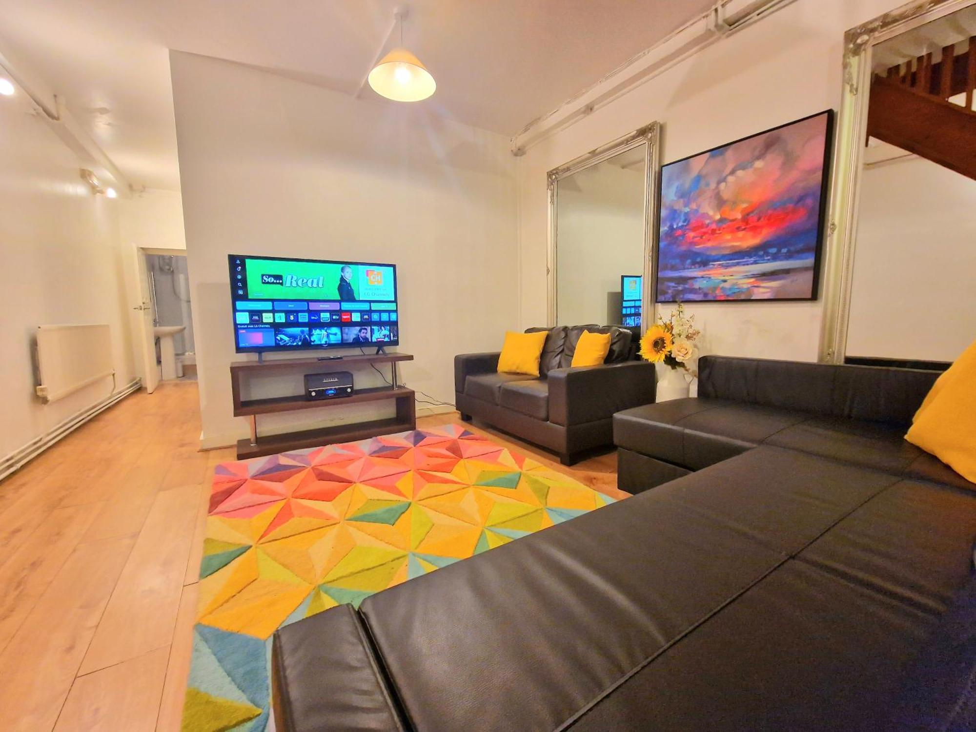 Duplex With 3 Bedrooms And Large Sofa-bed Back Patio, Near Angel And King's Cross Station Apartment London