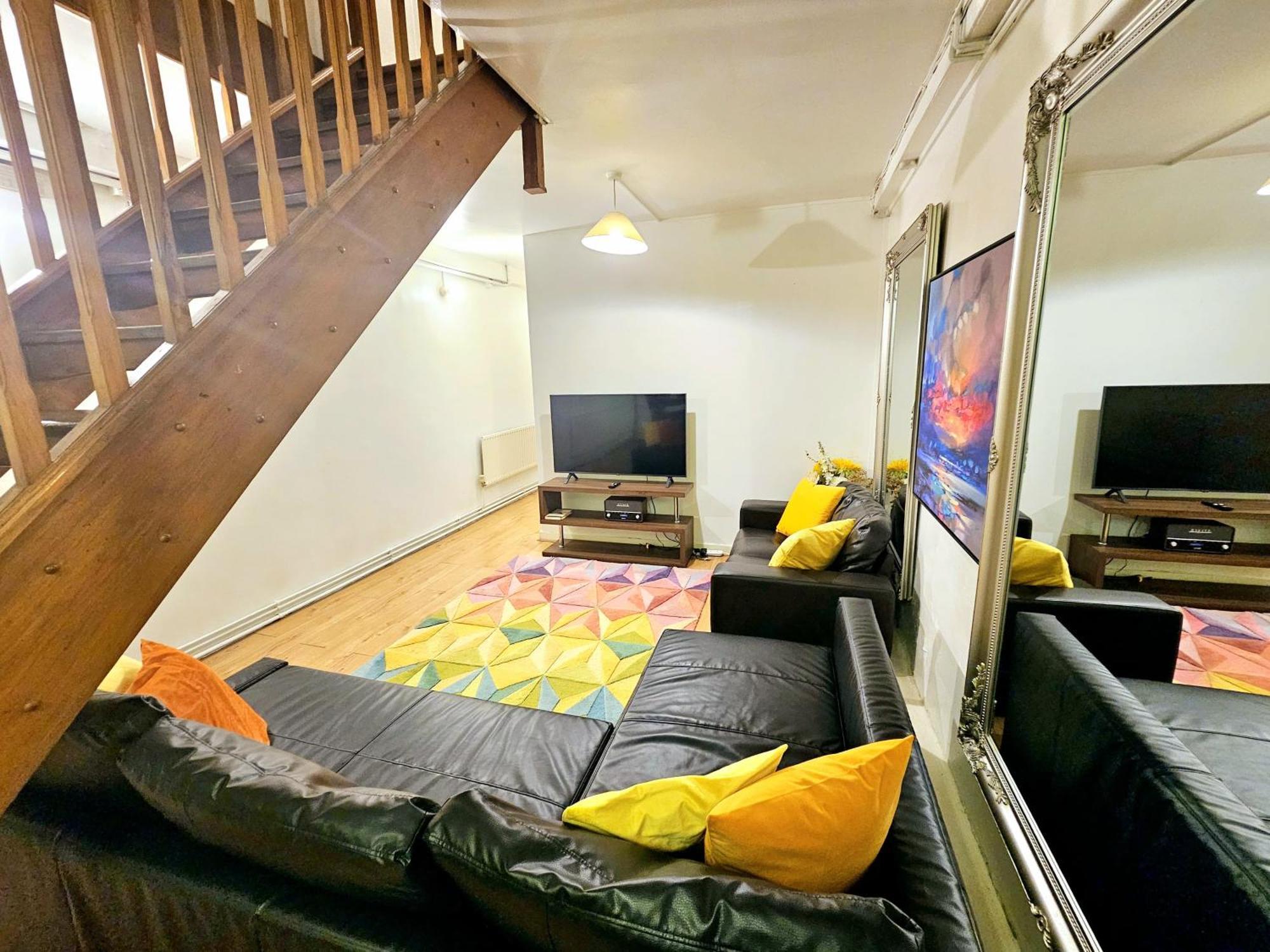 Duplex With 3 Bedrooms And Large Sofa-bed Back Patio, Near Angel And King's Cross Station Apartment *