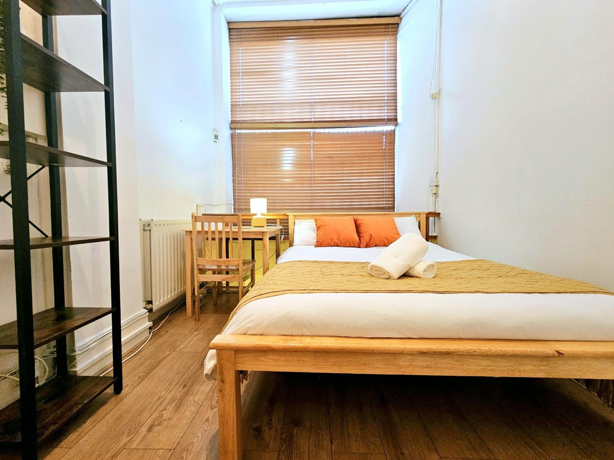 Duplex With 3 Bedrooms And Large Sofa-bed Back Patio, Near Angel And King's Cross Station * London