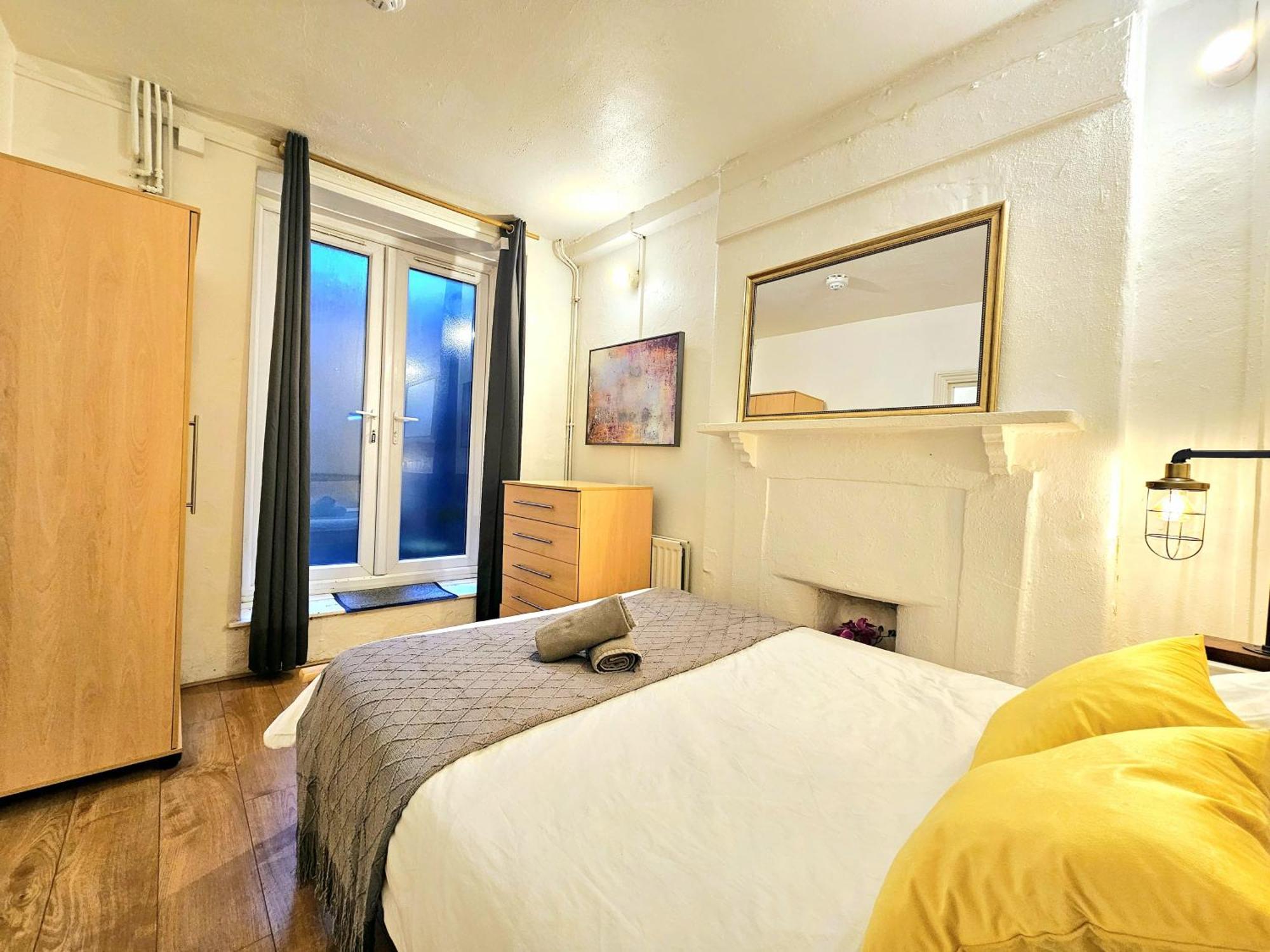 Apartment Duplex With 3 Bedrooms And Large Sofa-bed Back Patio, Near Angel And King's Cross Station London