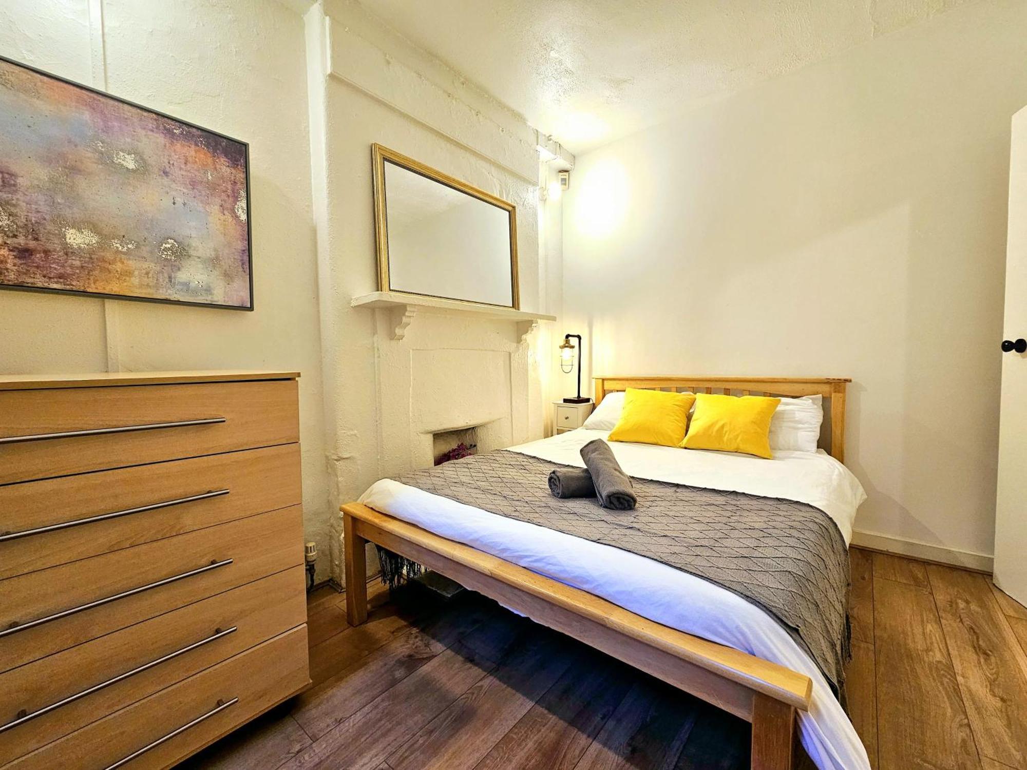 Duplex With 3 Bedrooms And Large Sofa-bed Back Patio, Near Angel And King's Cross Station * London