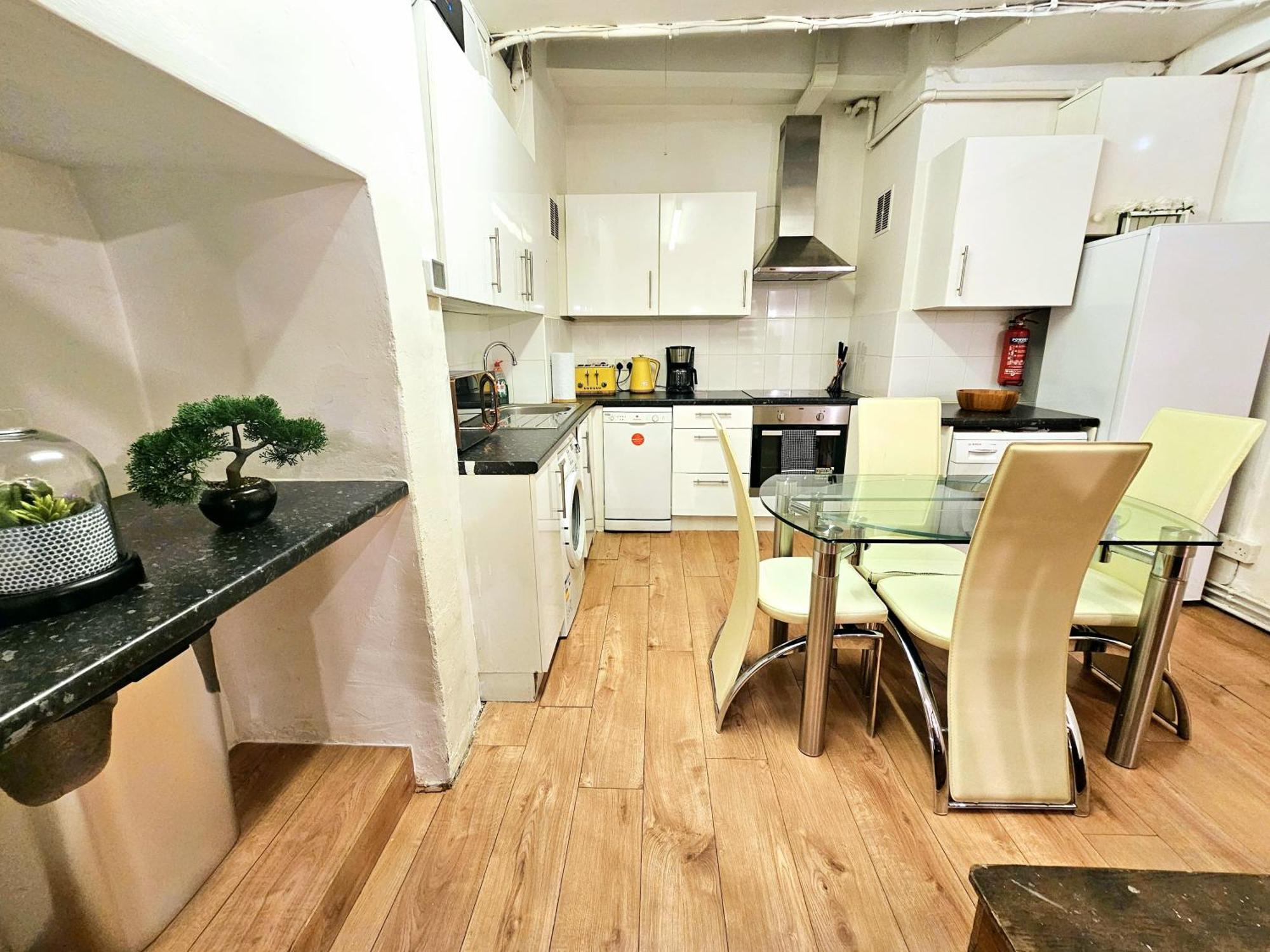 Duplex With 3 Bedrooms And Large Sofa-bed Back Patio, Near Angel And King's Cross Station Apartment